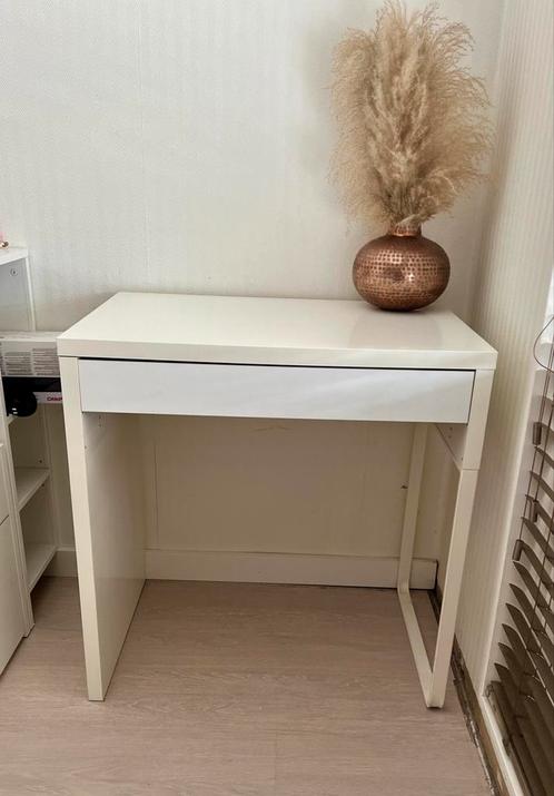 Wit IKEA Micke - bureau of kaptafel + bronzen vaas, Huis en Inrichting, Bureaus, Zo goed als nieuw, Ophalen of Verzenden
