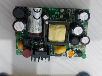 Zeer compacte 12V voeding 2x beschikbaar voor biedingen