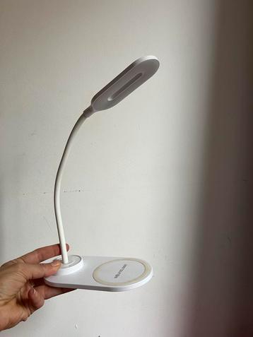 Bureau Lamp met Draadloze Oplader beschikbaar voor biedingen