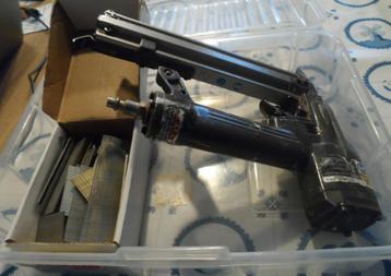 Te koop gebruikt niet apparaat met doosje nietjes. beschikbaar voor biedingen