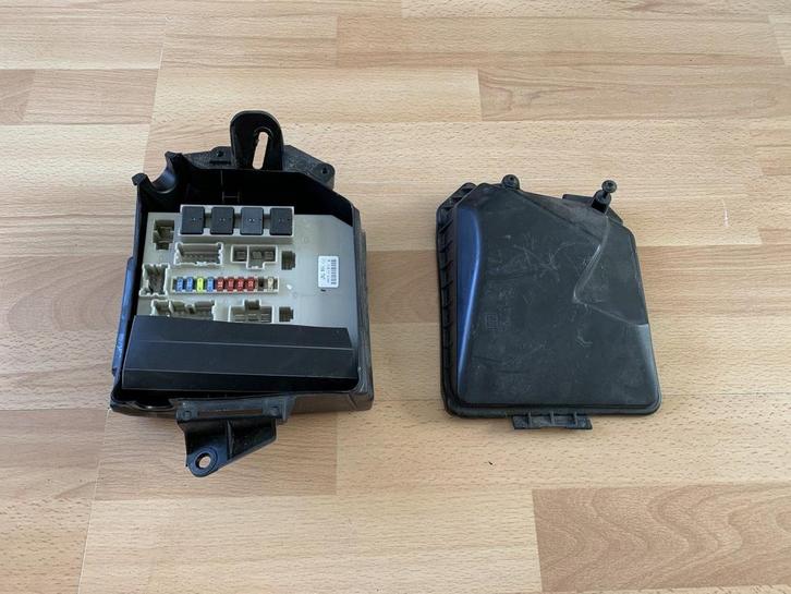 zekeringkast renault clio 3 / modus 8200194747 motorruimte, Auto-onderdelen, Elektronica en Kabels, Renault, Gebruikt, Ophalen of Verzenden