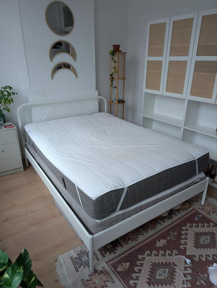 Ikea Nesttun bed 140x200 + matrassen en beschermer, Huis en Inrichting, Slaapkamer | Bedden, Gebruikt, Twijfelaar, 140 cm, 200 cm