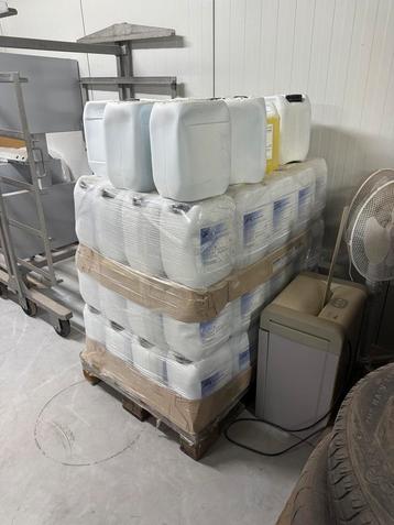 +/- 80 yerriecans  van 10 liter ster interieur reiniger.  beschikbaar voor biedingen
