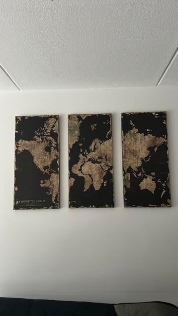 Drieluik kaart van de wereld beschikbaar voor biedingen