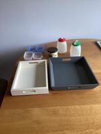 Dienbladen, curver bakjes, strooibussen, bekers en vazen., Ophalen