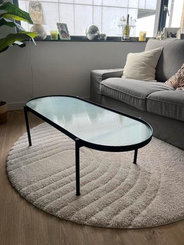 glazen salontafel beschikbaar voor biedingen