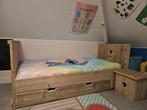 Kinderbed van steigerhout met nachtkastje, Kinderen en Baby's, Kinderkamer | Bedden, Ophalen, 85 tot 100 cm, Zo goed als nieuw