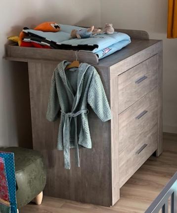 Babykamer: ledikant, commode, wandplank beschikbaar voor biedingen