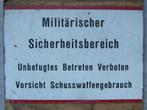 bord "Militärischer Sicherheitbereich" Tankbaan Bergen Hohne, Ophalen of Verzenden, Landmacht, Nederland, Overige typen