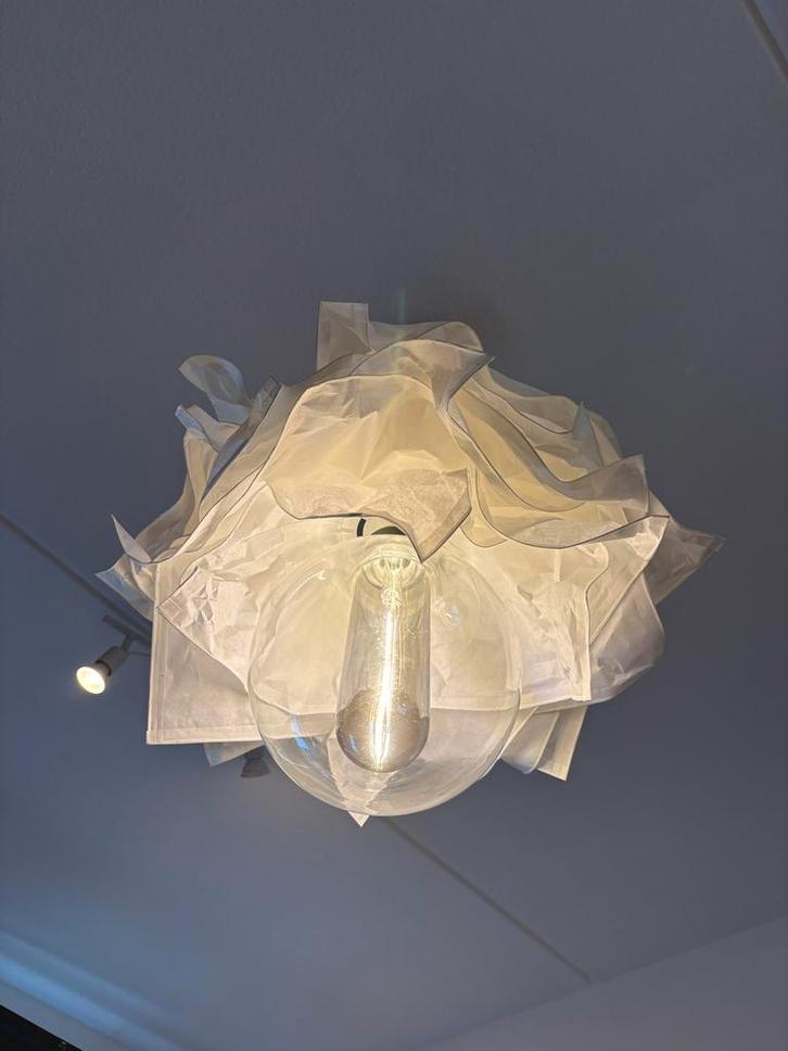 Stijlvolle hanglamp met glazen bol en papieren kap, Huis en Inrichting, Lampen | Hanglampen, Gebruikt, Minder dan 50 cm, Glas