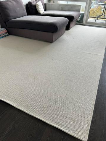 Mooi groot wit wollen kleed beschikbaar voor biedingen