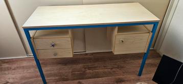 Gratis bureau  smal model beschikbaar voor biedingen