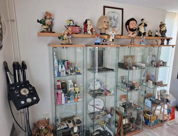 Antieke Kappersspullen Collectie - Vier Vitrines Vol! beschikbaar voor biedingen