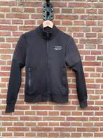 Stoer jongens vest zwart met opdruk op de rug mt xs 164, Trui of Vest, Jail house soccer, Ophalen of Verzenden, Zo goed als nieuw