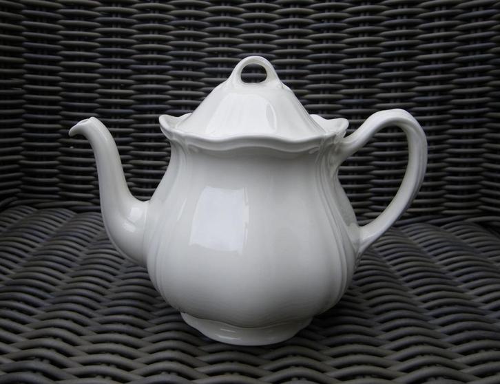 Wedgwood QUEENS PLAIN Puntgave theepot 0,9 ltr inh, Huis en Inrichting, Keuken | Servies, Zo goed als nieuw, Wedgwood, Aardewerk