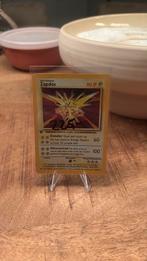 Zapdos 16/102 first editions holo, Hobby en Vrije tijd, Verzamelkaartspellen | Pokémon, Ophalen of Verzenden, Zo goed als nieuw