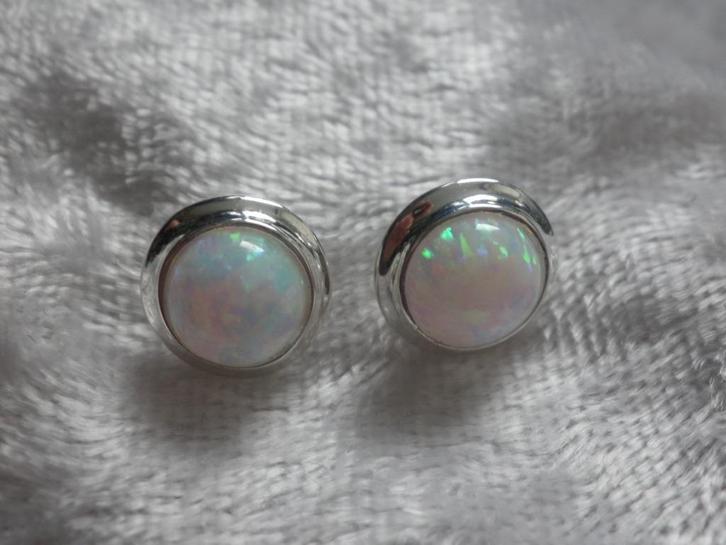 Mooie Kleine Ronde Zilveren Oorstekers met Opaal, Sieraden, Tassen en Uiterlijk, Antieke sieraden, Oorbellen, Zilver, Met edelsteen