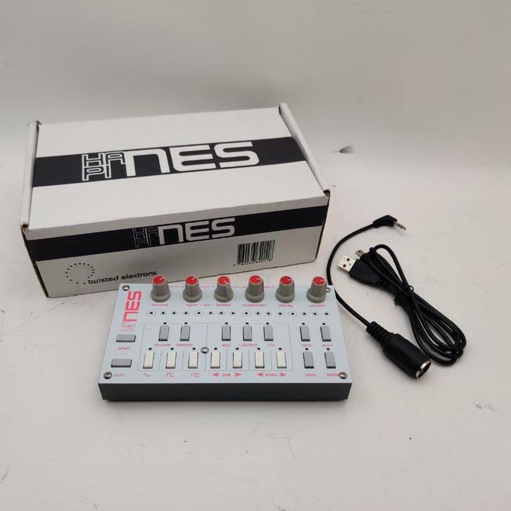 Twisted Electrons hapiNES L synthesizer nu voor €179.99, Muziek en Instrumenten, Synthesizers, Zo goed als nieuw, Overige aantallen