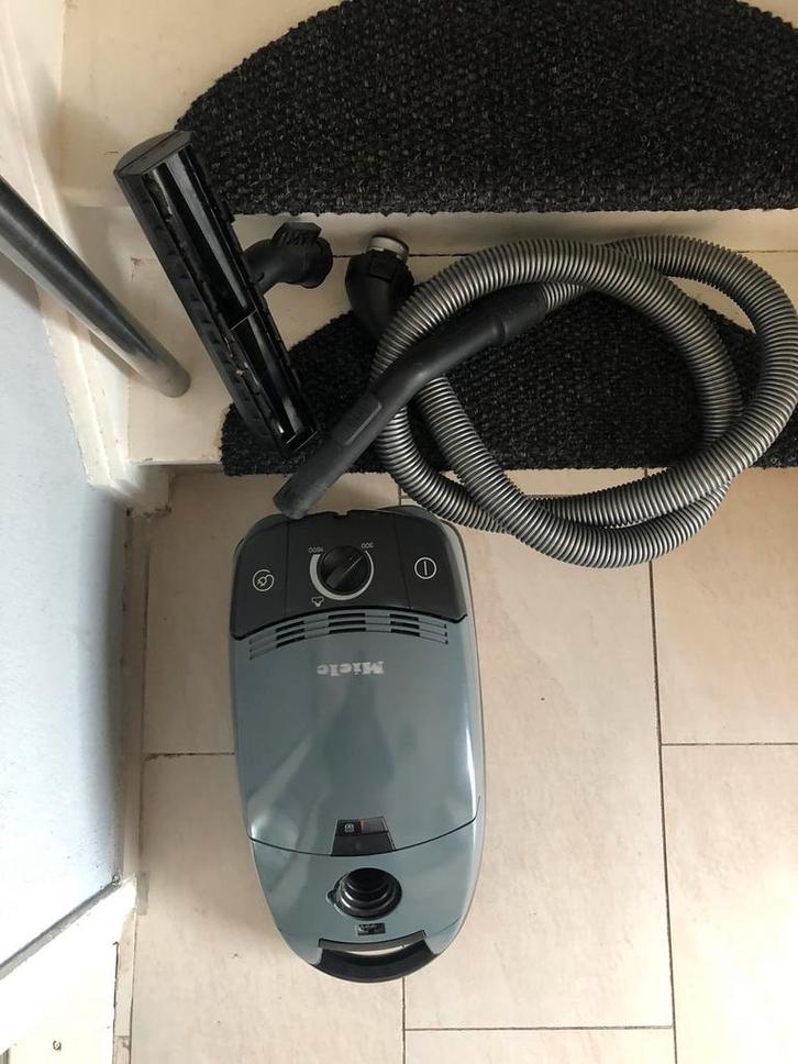 Te koop Miele stofzuiger – 1600 watt – Zeer krachtige motor, Witgoed en Apparatuur, Stofzuigers, Zo goed als nieuw, 1200 tot 1600 watt