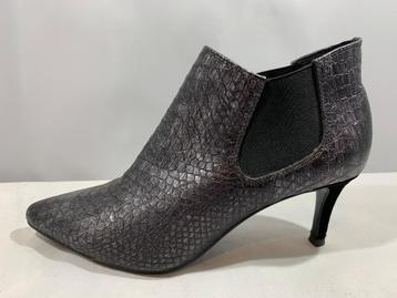 Lola Cruz, maat 40 Elegante zwarte design enkellaarsjes beschikbaar voor biedingen