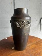 Decoratieve bronzen vaas met florale band – Art Deco stijl, Antiek en Kunst, Antiek | Koper en Brons, Ophalen of Verzenden