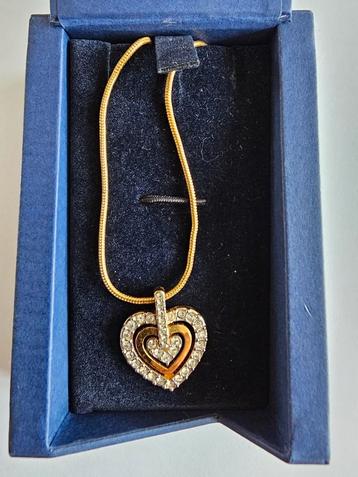 # Swarovski ketting goud kleur met hart hanger. Hartje beschikbaar voor biedingen