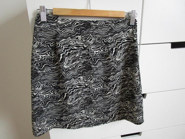 Zwart/wit bedrukt rokje maat 36, Kleding | Dames, Rokken, Zo goed als nieuw, Maat 36 (S), Zwart, Boven de knie, Ophalen of Verzenden