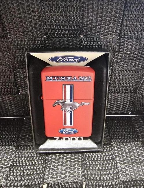 Zippo aansteker ford mustang rood, Verzamelen, Rookartikelen, Aanstekers en Luciferdoosjes, Nieuw, Aansteker, Ophalen of Verzenden