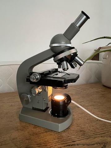 Vintage Olympus microscoop beschikbaar voor biedingen
