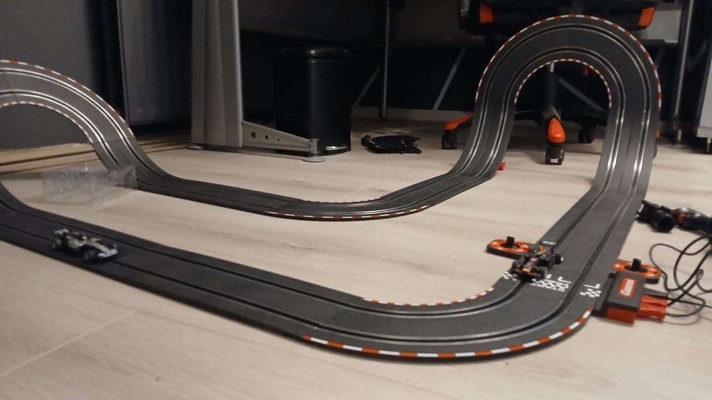 Carrera racebaan met 2 auto's, Ophalen of Verzenden, Zo goed als nieuw