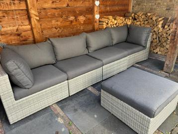 Grijze tuinbankset van rietmateriaal – complete set beschikbaar voor biedingen