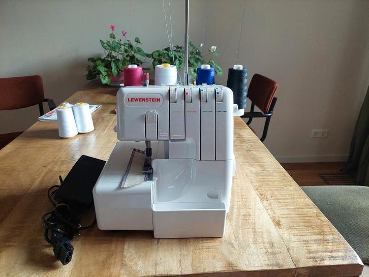 Lewenstein overlockmachine, Hobby en Vrije tijd, Naaimachines en Toebehoren, Zo goed als nieuw, Lockmachine, Overige merken, Ophalen