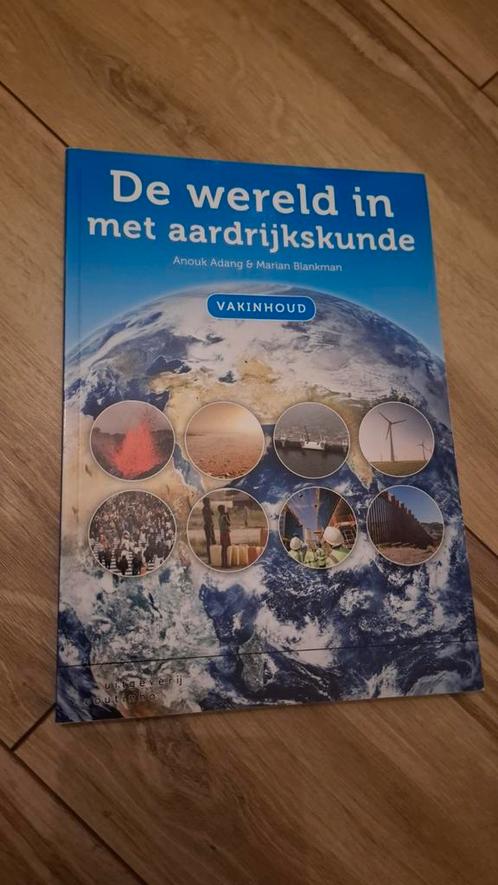Anouk Adang - De wereld in met aardrijkskunde, Boeken, Wetenschap, Zo goed als nieuw, Natuurwetenschap, Ophalen of Verzenden