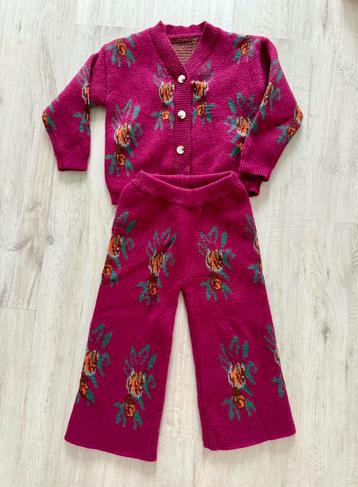 Gebreid setje bloemen fucshia paars flared broek en vest 110 beschikbaar voor biedingen