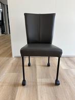 10 leren eetkamerstoelen op wieltjes, Huis en Inrichting, Stoelen, Ophalen, Leer, Zo goed als nieuw, Grijs