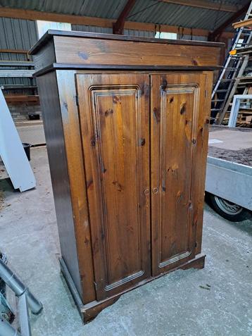Houten kast met deuren en planken beschikbaar voor biedingen