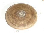 houten disc voor discus werpen atletiek, Ophalen