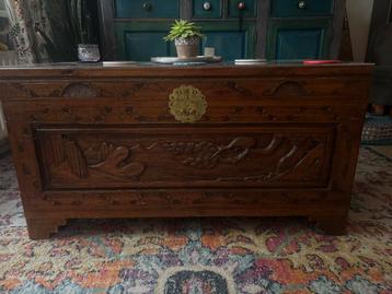 Antieke houten kist met snijwerk beschikbaar voor biedingen
