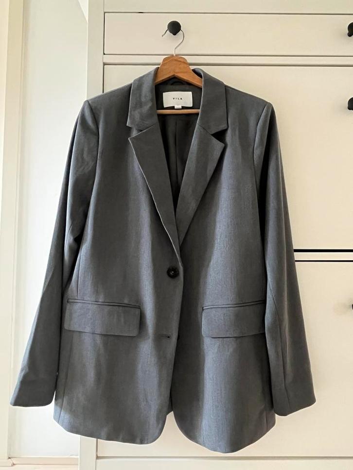 Net grijs colbert van VILA – maat M (38), Kleding | Dames, Jasjes, Kostuums en Pakken, Zo goed als nieuw, Jasje, Grijs, Ophalen of Verzenden