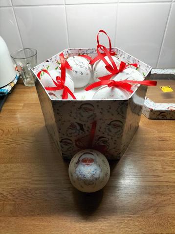 Kerstballen met mooie kerstman erop. beschikbaar voor biedingen