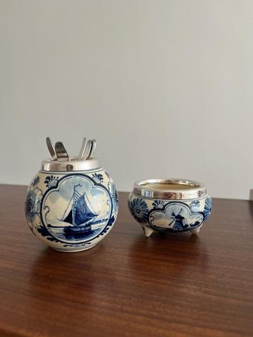 Delfts blauw lepelvaasje en sierbakje beschikbaar voor biedingen