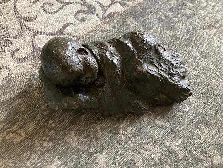 Beeldje slapende baby kunstenaar Geert Kunen, Verzamelen, Beelden en Beeldjes, Zo goed als nieuw, Mens, Ophalen of Verzenden
