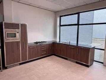 Pantrykeuken TIPO RVS design (SHOWROOMMODEL) beschikbaar voor biedingen