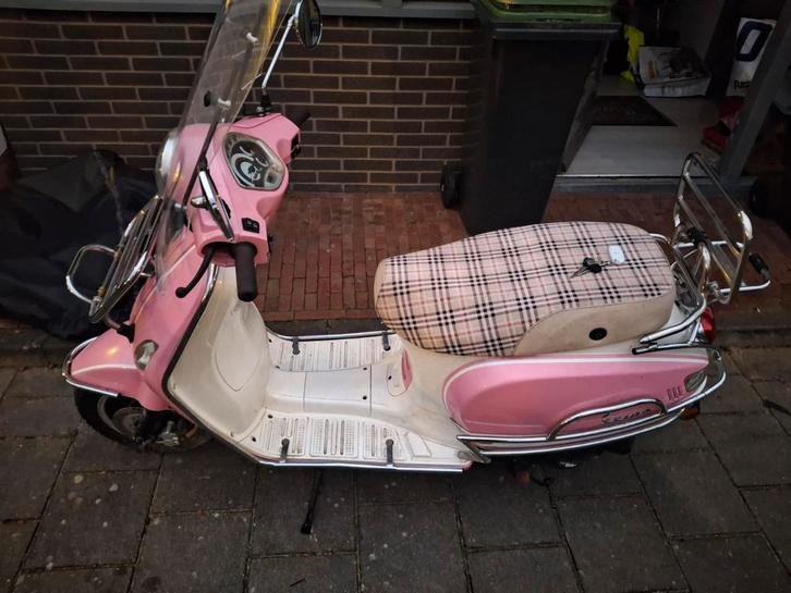 Vespa roze Iva lux 50, scooter, Fietsen en Brommers, Scooters | Vespa, Gebruikt, Vespa LX, Maximaal 25 km/u, Benzine, Ophalen