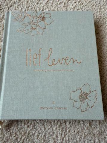 uw boek Lief Leven – inspirerend zelfreflectie- & cadeauboek beschikbaar voor biedingen