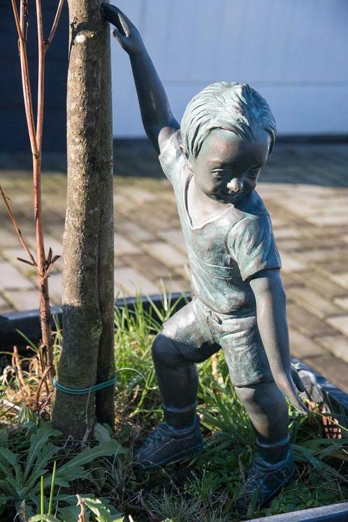 Bronzen beeld – Klimmend jongetje “Kalle”, Tuin en Terras, Tuinbeelden, Zo goed als nieuw, Mensenbeeld, Metaal, Ophalen of Verzenden
