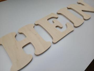 Letters en pictogrammen van berken multiplex beschikbaar voor biedingen