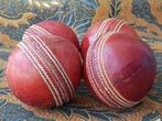 Vier mooie oude cricket ballen uit Engeland hout en leder., Ophalen of Verzenden