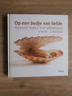 Op een bedje van liefde - Jan van Parijs, Boeken, Kookboeken, Zo goed als nieuw, Verzenden