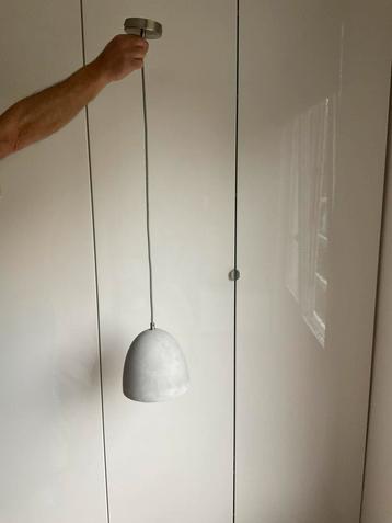 2 stuks betonnen hanglampen €15 per stuk inclusief lichtbron beschikbaar voor biedingen